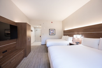 Standard Room, 2 Queen Beds, Accessible Bathtub