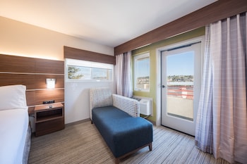 Standard Room, 1 King Bed, Accessible Bathtub