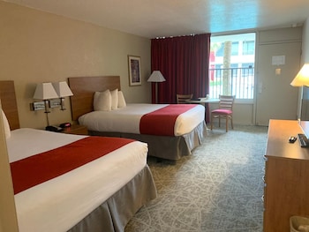 Superior Room, 2 Queen Beds, Pool View