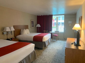 Superior Room, 2 Queen Beds, Pool View