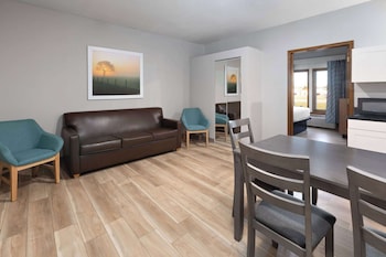 Suite, 1 King Bed, Non Smoking (One-Bedroom)