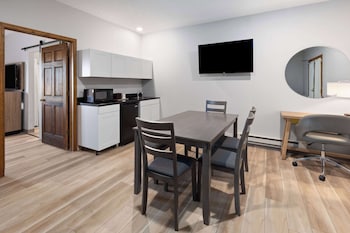 Suite, 1 King Bed, Non Smoking (One-Bedroom)