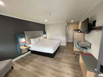 Suite, 1 King Bed, Non Smoking, Refrigerator & Microwave