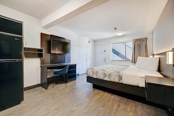 Standard Room, 1 King Bed, Non Smoking, Kitchenette