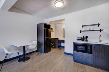 Standard Room, 1 King Bed, Non Smoking, Kitchenette
