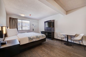 Standard Room, 1 King Bed, Non Smoking, Kitchenette
