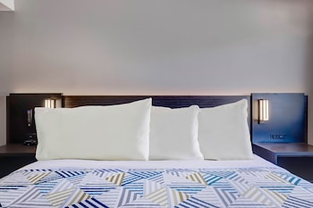Standard Room, 1 King Bed, Non Smoking, Kitchenette