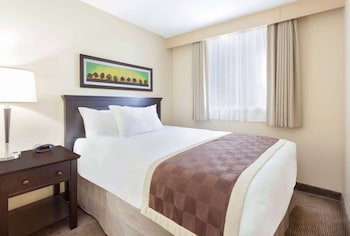 Suite, 1 Queen Bed, Non Smoking (1 Bedroom, Pool Walkout, Main Floor)