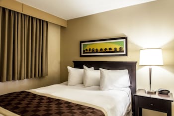 Suite, 1 Queen Bed, Non Smoking (1 Bedroom, Pool Walkout, Main Floor)