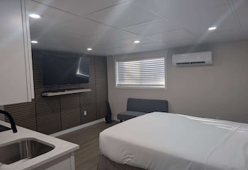 Suite, 1 Queen Bed, Non Smoking, Kitchenette (Walk-In Shower)