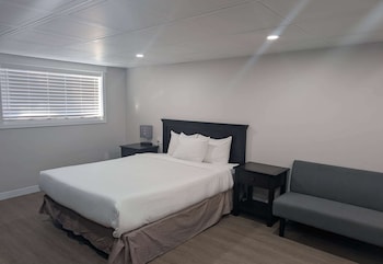 Suite, 1 Queen Bed, Mobility Accessible, Non Smoking (Roll-In Shower, Kitchenette)