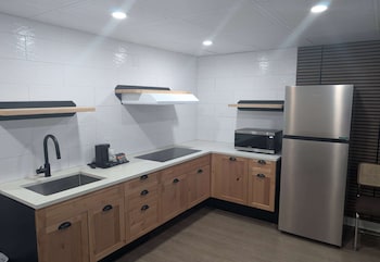 Suite, 1 Queen Bed, Mobility Accessible, Non Smoking (Roll-In Shower, Kitchenette)