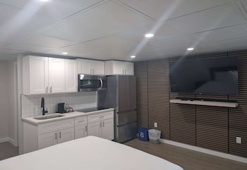 Suite, 1 Queen Bed, Non Smoking, Kitchenette (Walk-In Shower)