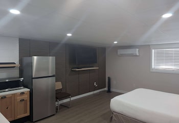 Suite, 1 Queen Bed, Mobility Accessible, Non Smoking (Roll-In Shower, Kitchenette)