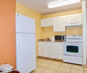 Deluxe Suite, 1 King Bed, Non Smoking, Kitchen