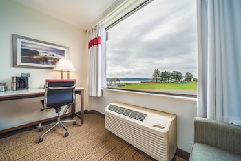 Comfort Room, 1 Queen Bed (Coast Queen Marine Wing)
