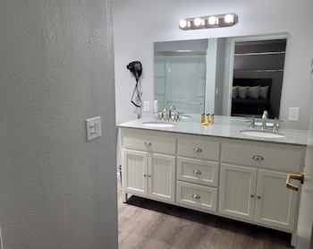 Standard Room, 2 Queen Beds (Double Queen Room Accessible)