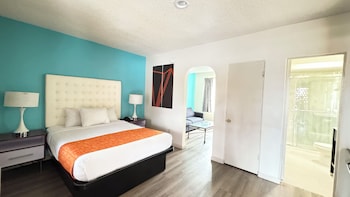 Luxury Suite, 1 Queen Bed with Sofa bed, Non Smoking