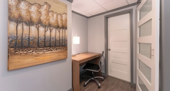 Premium Suite, 1 King Bed, Kitchenette