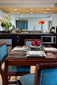 Suite, 1 King Bed (Columbia)