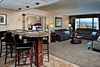 Suite, 1 King Bed (Willamette)