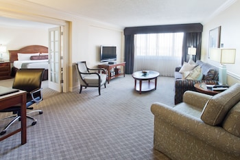 Suite, 1 King Bed (Columbia)