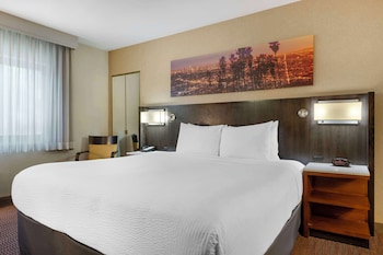 Suite, 1 King Bed, Non Smoking, Balcony