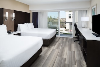 Standard Room, 2 Queen Beds, Balcony