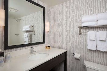 Standard Room, 1 King Bed, Refrigerator & Microwave, Oceanfront (Non Pet Friendly)