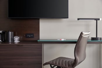 Room, 1 King Bed (Mobility/Hearing Access, Roll-In Shwr)