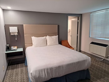 Standard Room, 1 Queen Bed, Non Smoking (Shower Only)