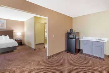 1 King Bed, Suite, Nonsmoking