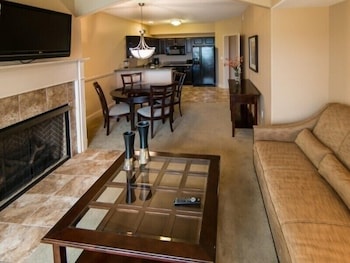 Suite, 2 Bedrooms, Kitchen