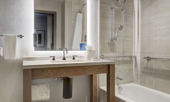 Deluxe Room, 2 Queen Beds, Accessible, Bathtub (University View)
