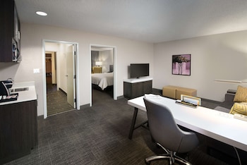 Suite, 1 King Bed, Accessible (3x3 Shower)