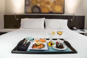 Suite, 1 King Bed, Accessible (3x3 Shower)