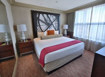 Dennis Tower, Classic Room, 1 King Bed, Non-Smoking, Mobility Roll-in