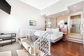 1 BEDROOM OCEAN VW KG PREMIER SUITE W/BALCONY