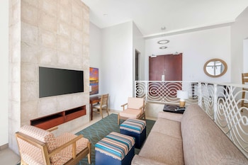 1 BEDROOM OCEAN VW KG PREMIER SUITE W/BALCONY
