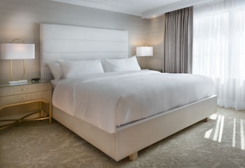 Classic Suite, 1 King Bed with Sofa bed, Lakeside