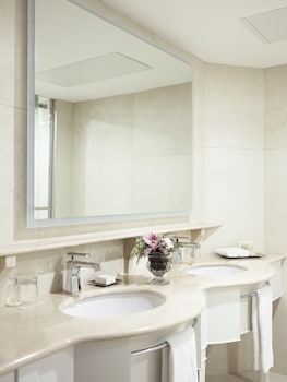 Classic Suite, 1 King Bed with Sofa bed, Lakeside