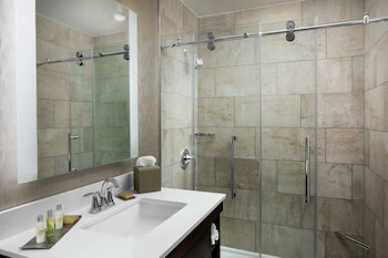 1 King Suite, Hearing Accessible