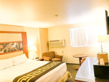 Deluxe Room, 2 Queen Beds (Smoking)