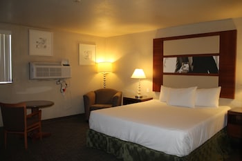 Deluxe Room (1 King Bed , Smoking)