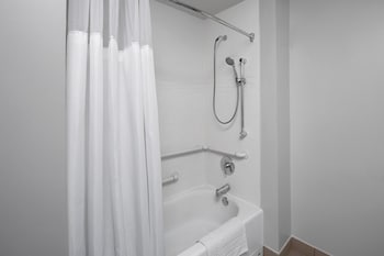Suite, 1 Bedroom (Mobility/Hearing Accessible, Tub)