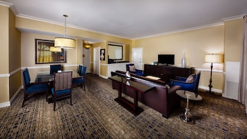 One-Bedroom King Suite, 1 King Bed, Jetted Tub