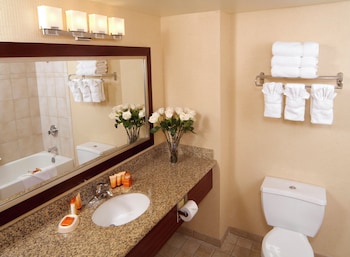 Deluxe Room, 1 King Bed, City View