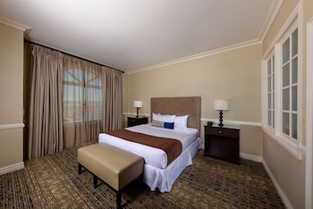 One-Bedroom King Suite, 1 King Bed, Jetted Tub