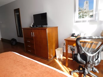 Room, 1 King Bed, Accessible, Non Smoking (Roll-In Shower)