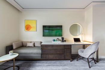 One Bedroom Suite - Roll-in Shower